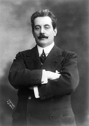 O compositor Giacomo Puccini, em um estúdio de fotos. Fotografia em preto e branco (1).JPG